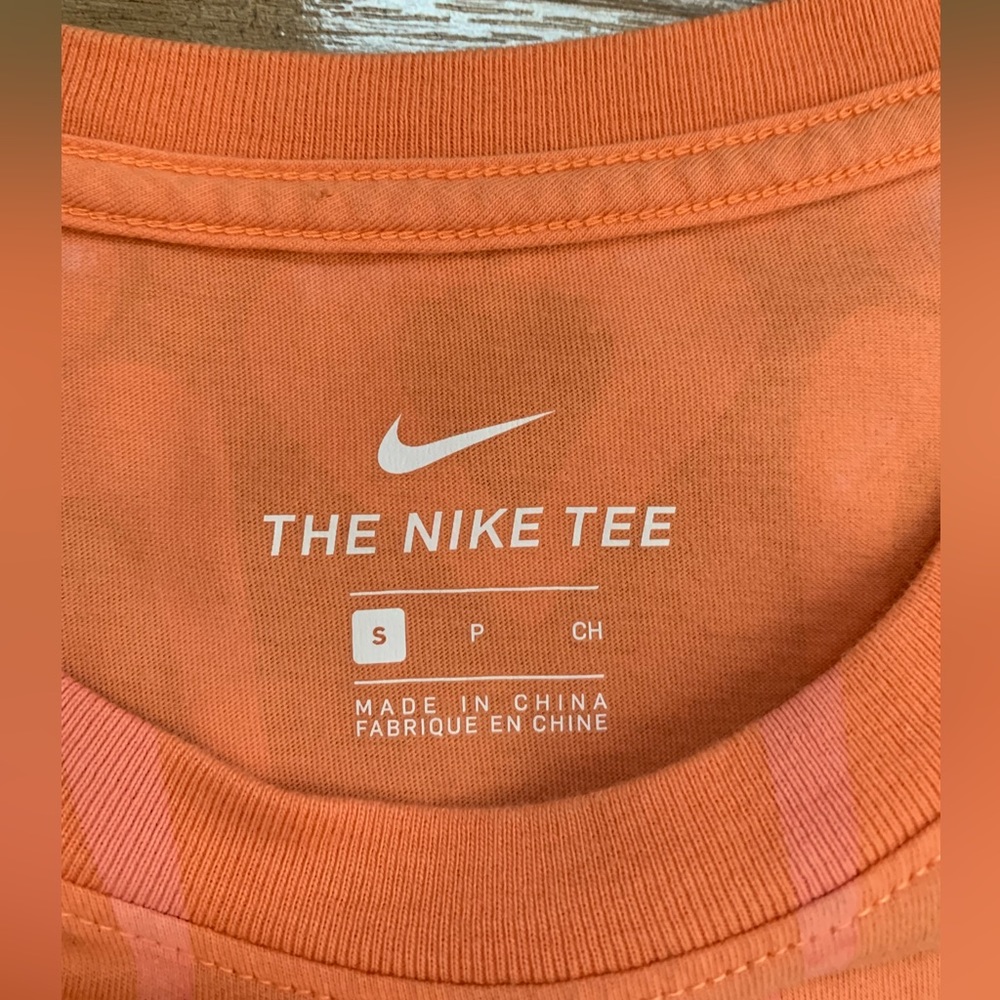 👽Nike The Swoosh is Out There  Reflective Hologram Alien👽Head Tee Shirt Size-S - Picture 2 of 11
